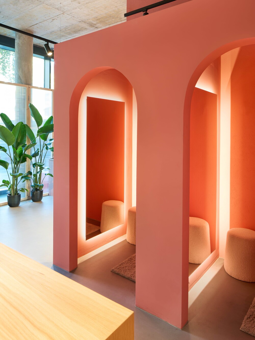 Präzise Konstruktion: Das Werkkollektiv setzte die markante, farbige Box der Umkleidekabinen um. Robuster Ladenbau mit architektonischen Bögen als zentrales Element.