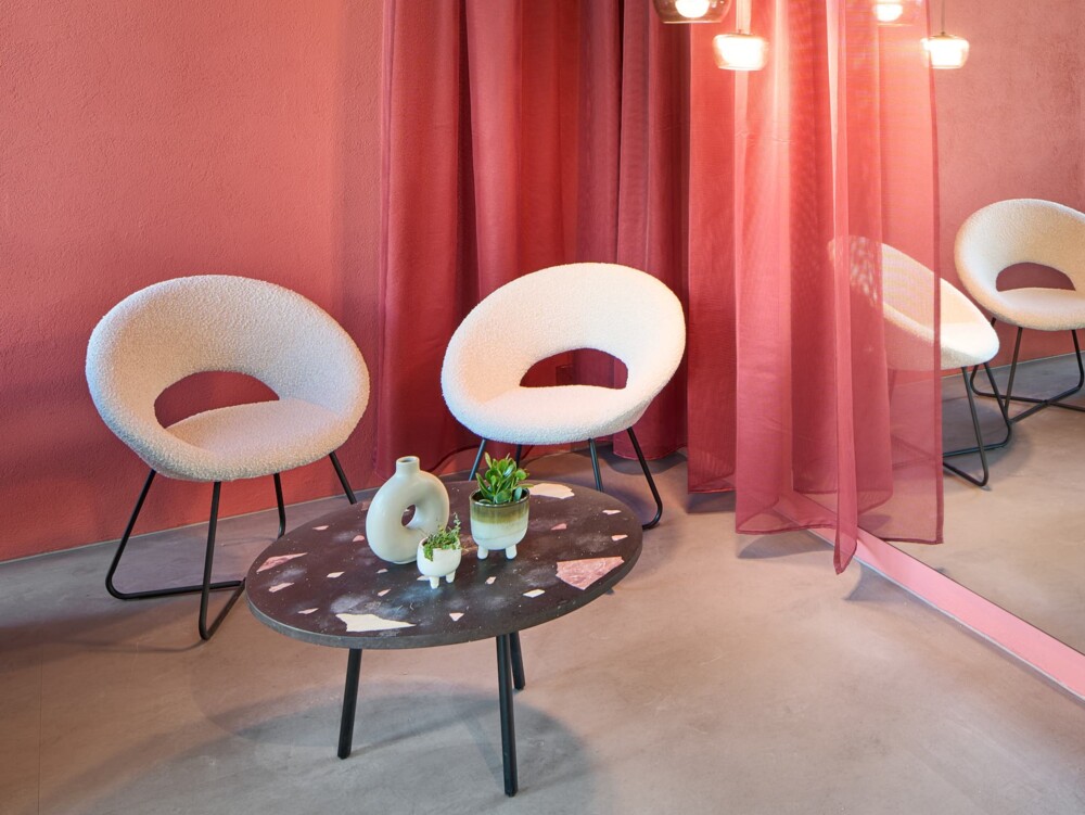 Möbelbau nach Maß: Anfertigung der flexiblen, korallenroten Display-Podeste und Trägerelemente durch die Stuttgarter Schreiner. Funktionalität und Design in perfekter Bauweise