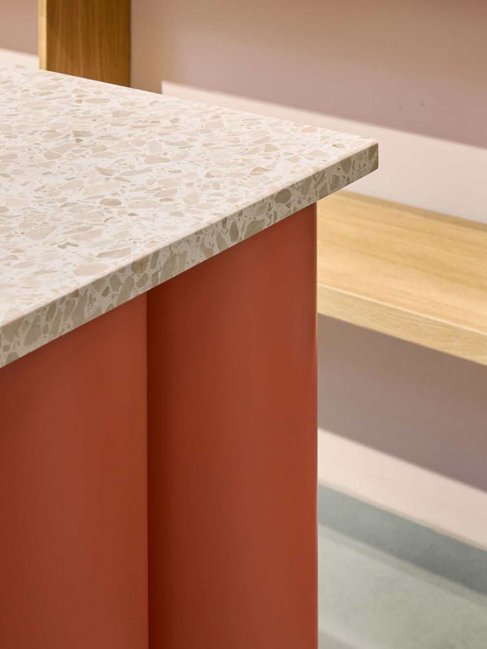 Detailarbeit im Ladenbau: Die zentrale Thekenkonstruktion, gefertigt vom Werkkollektiv. Langlebige Konstruktion durch die Kombination aus Akzentfarbe und hochwertiger Oberfläche