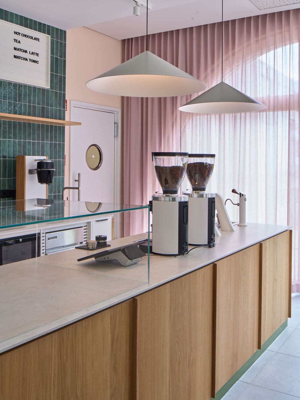 Kaffeestation im Detail: Konstruktiver Fokus auf die Sichtbarkeit des Barista-Handwerks. Hochwertige Materialien und saubere, klare Linien des Thekenbaus, ausgeführt durch das Werkkollektiv in Tübingen