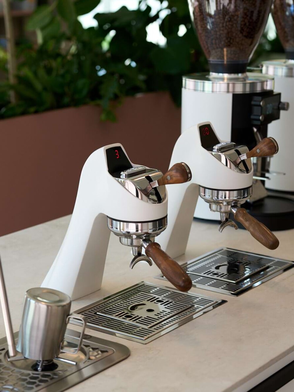 Exzellentes Schreinerhandwerk an der Theke: Die Verkleidung der Bar mit vertikalen Holzlamellen. Das Werkkollektiv realisierte die Funktionstheke mit integriertem Barista-Arbeitsplatz und hellen Stein-Arbeitsflächen