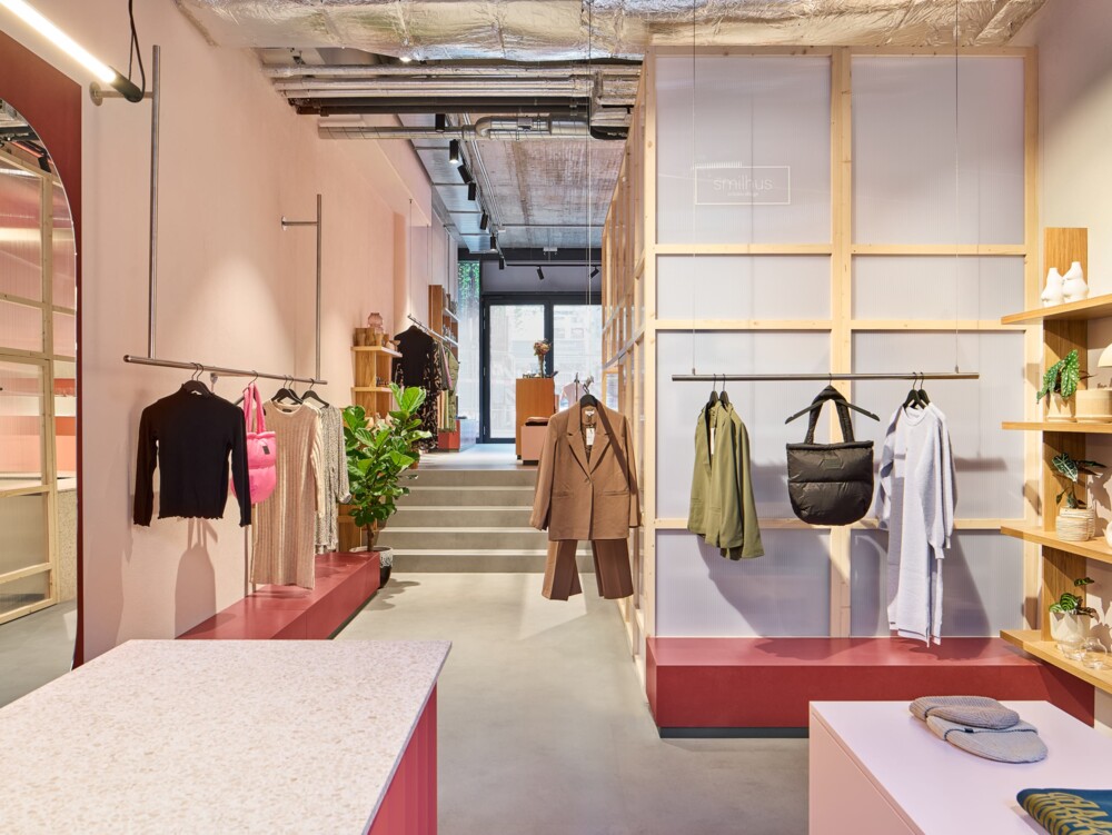 Stuttgarter Schreinerhandwerk im Retail Design: Das Werkkollektiv realisierte die gesamte modulare Holzkonstruktion der Verkaufsfläche für den Smilhus Concept Store.