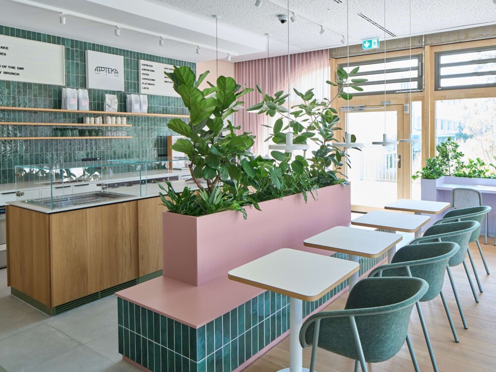 Grüner Ladenbau Tübingen: Das Werkkollektiv fertigte die erhöhten Pflanztröge als konstruktive Raumteiler. Die Holz- und Fliesenbasis der Sitzlandschaft bildet die natürliche Grundlage des Café-Designs