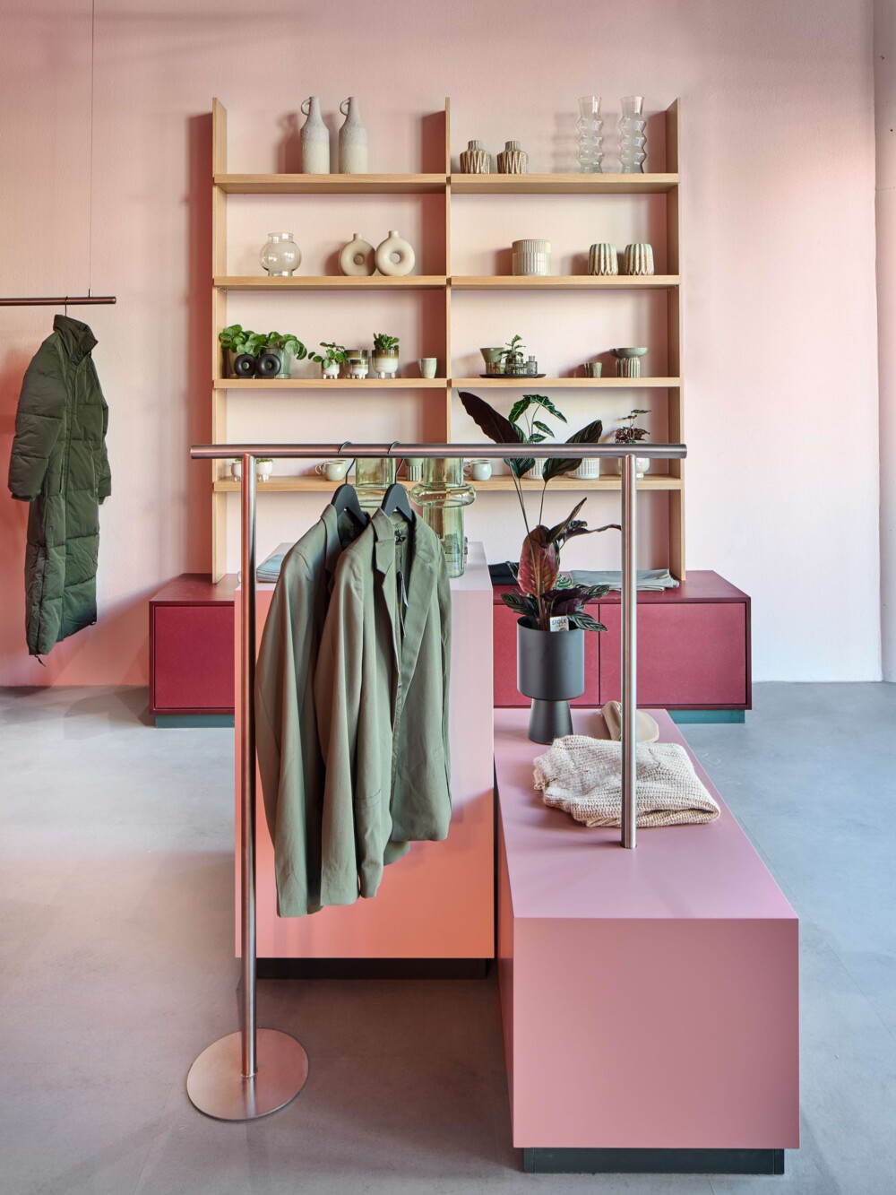 Ausführung durch Werkkollektiv: Maßgefertigte, schwebende Holzregale mit integrierten Warendisplays. Filigrane Montage als Beweis für höchste Schreinerqualität in Stuttgart